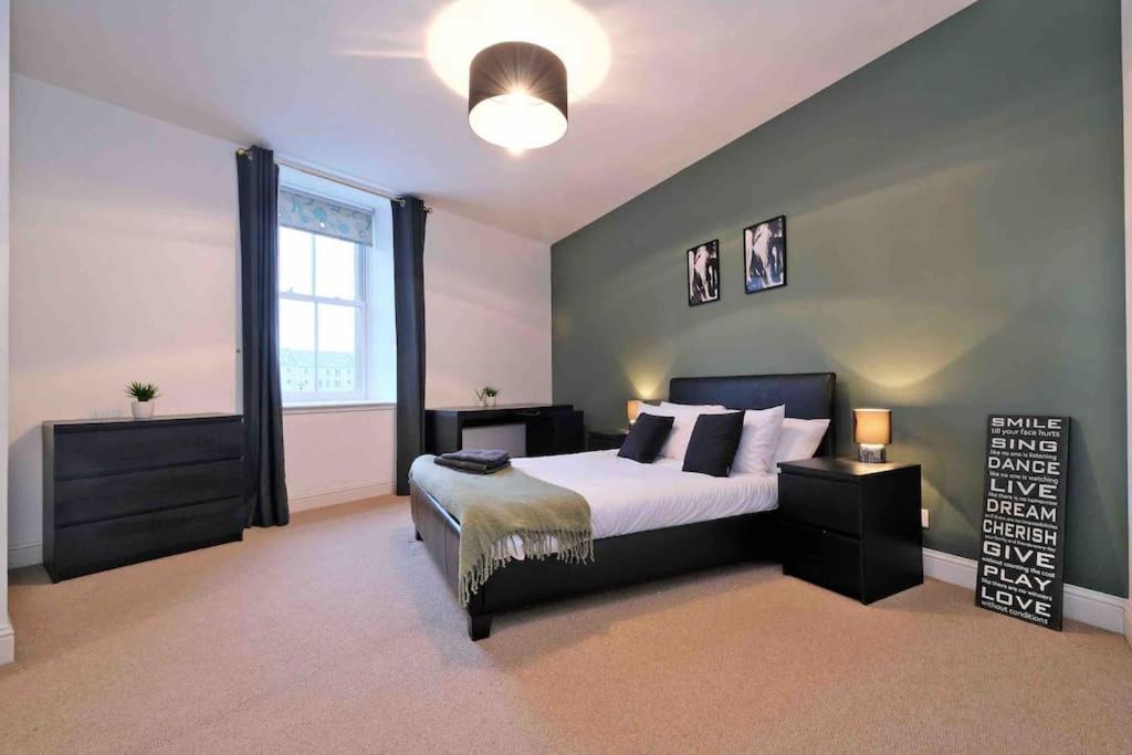 Modern & Spacious Apartment In City Centre Aberdeen Exterior photo