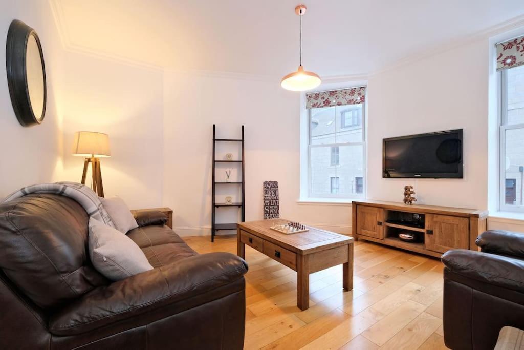 Modern & Spacious Apartment In City Centre Aberdeen Exterior photo