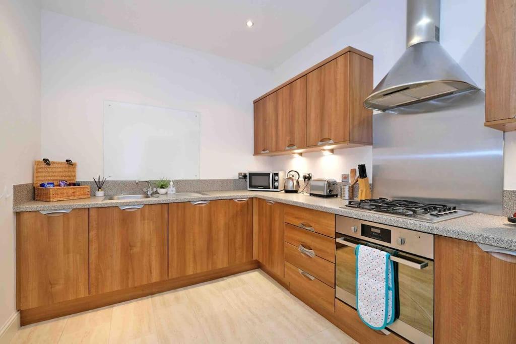 Modern & Spacious Apartment In City Centre Aberdeen Exterior photo