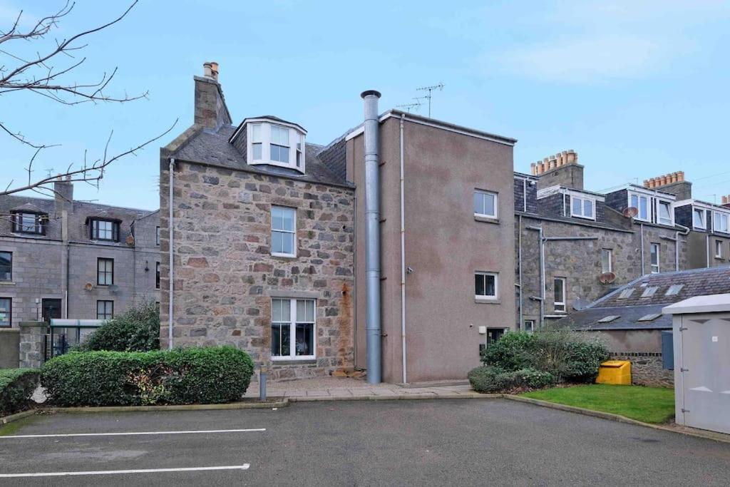 Modern & Spacious Apartment In City Centre Aberdeen Exterior photo